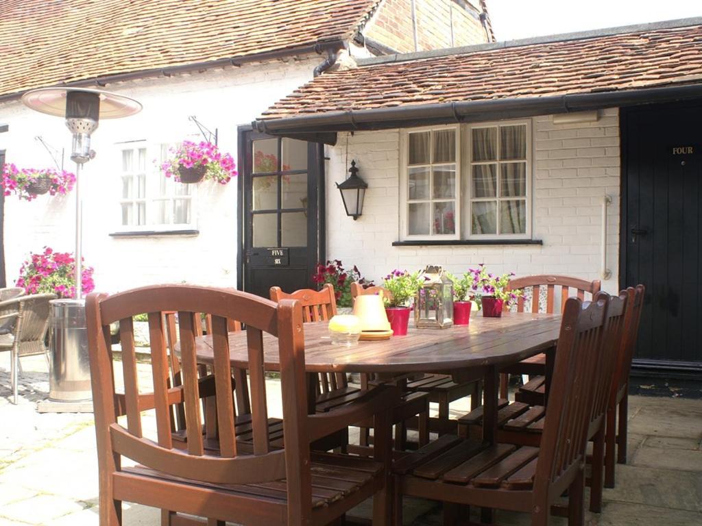 The Saracens Head Inn Amersham Bagian luar foto