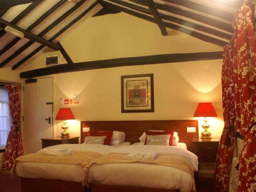 The Saracens Head Inn Amersham Bagian luar foto